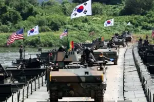 [포토] 부교 건너는 장갑차… 한미연합 제병협동 도하훈련