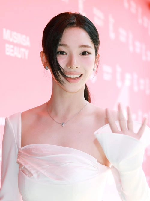 에스파 카리나가 27일 오후 서울 성동구 띵스플로우에서 열린 무신사 뷰티 페스타 개최 기념 행사에 참석하고 있다. 2025.8.27<br>뉴스1