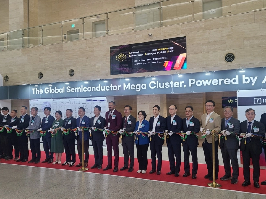 서현옥 의원(미래과학협력위원회)이 8월 27일 수원컨벤션센터에서 열린 ‘2025 차세대 반도체 패키징 산업전’ 개막식에 참석해 내빈들과 함께 테이프 커팅을 하고 있다. (사진=경기도의회)