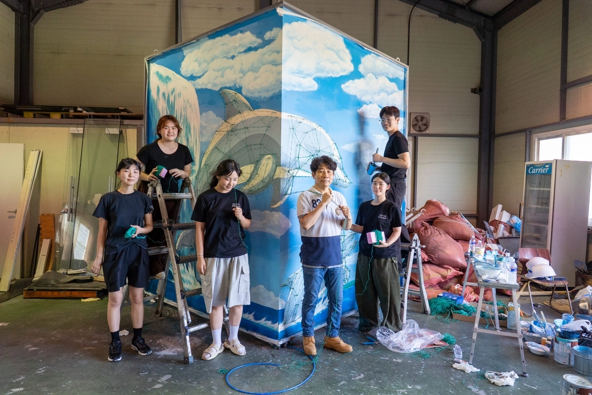 제주대학교 융합디자인학과 학생들이 지난 5월부터 작품을 제작하고 있는 모습. 이니스프리모음재단 제공