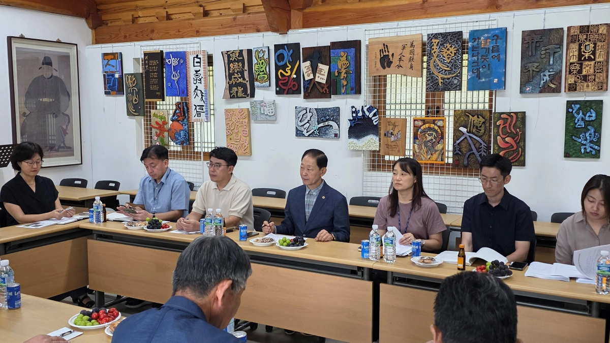 윤재영 의원이 8월 27일 용인 충렬서원에서 경기도 및 용인시 관계자, 서원 관계자들과 함께 도지정유산 보존·관리 정책 개선을 위한 간담회를 하고 있다. (사진=경기도의회)