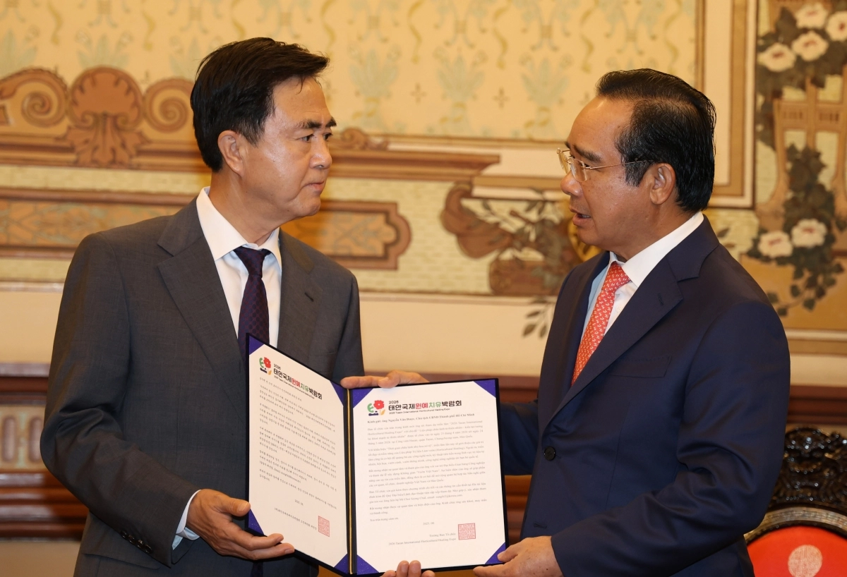 김태흠 지사가 베트남 호찌민시청에서 응우옌 반 득 호찌민시 인민위원장을 만나고 있다. 도 제공