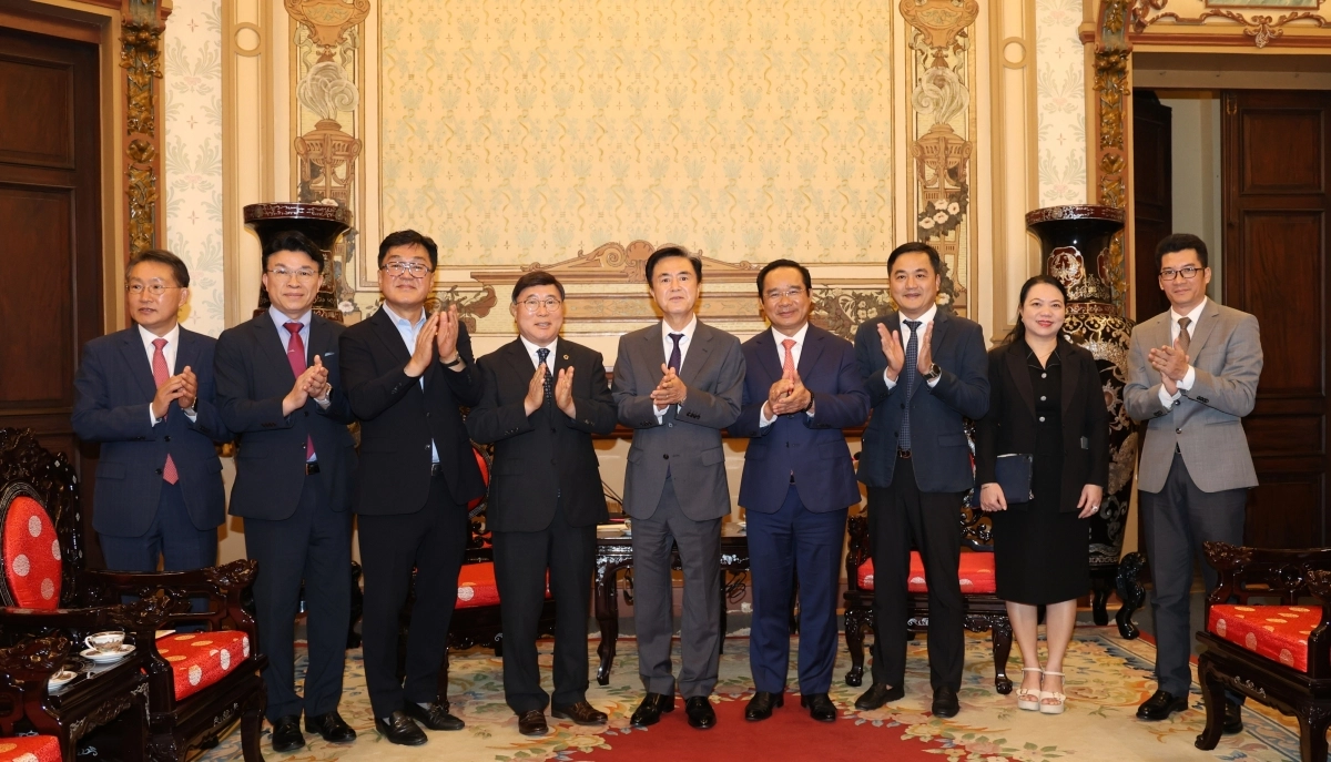 김태흠 충남지사 등 충남도 방문단이 베트남 호치민시청에서 응우옌 반 득 호치민시 인민위원장 등과 기념 사진을 촬영하고 있다. 도 제공