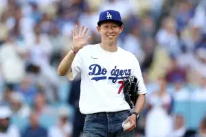 “슈퍼스타의 스트라이크” 손흥민, 오타니 선발 경기서 ‘완벽 시구’