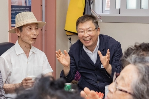 김경호 서울 광진구청장이 양마경로당에서 어르신들과 대화하고 있다.   광진구 제공
