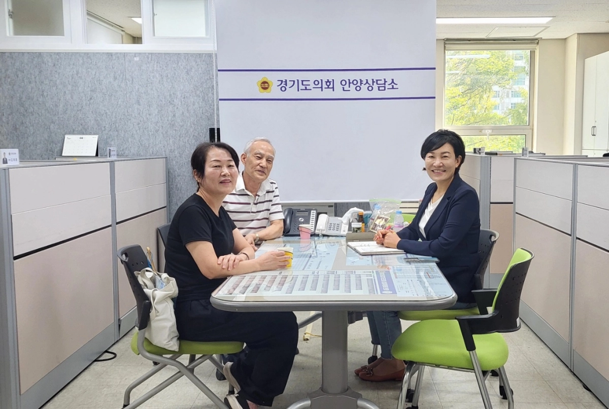 이채명 의원이 8월 27일 2기적팩토리 이미경 대표, 황의영 사진작가와 ‘지붕 없는 박물관’ 조성 방안을 논의한 뒤 기념촬영을 하고 있다. (사진=경기도의회)