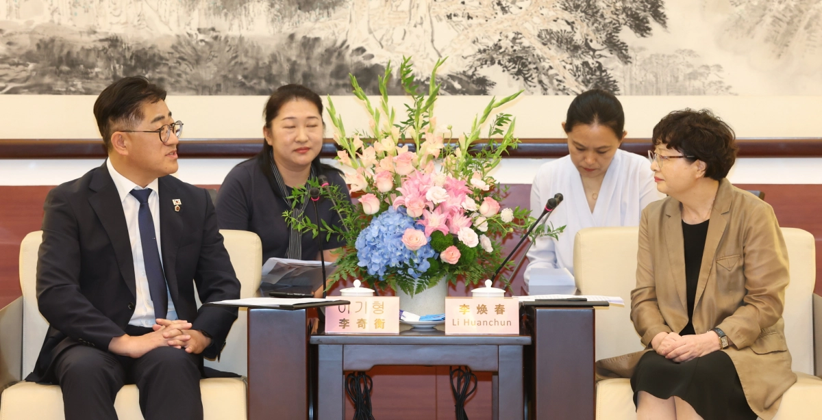 경기도의회 중국 광둥성 친선의원연맹 이기형 회장이 리환춘 광둥성 인민대표대회 상무위원회 외사업무위원회 주임위원과 면담하고 있다. (사진=경기도의회)