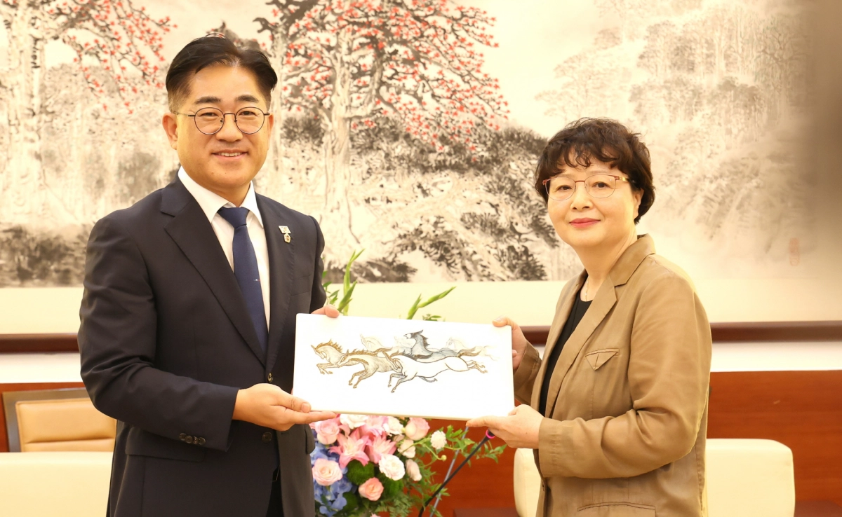 이기형 회장과 리환춘 주임위원이 기념품을 교환하며 우호 협력 강화를 약속하고 있다. (사진=경기도의회)
