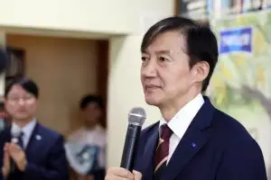 “조국 자숙해야” 62.5%… “자연스러운 행보” 30.3%