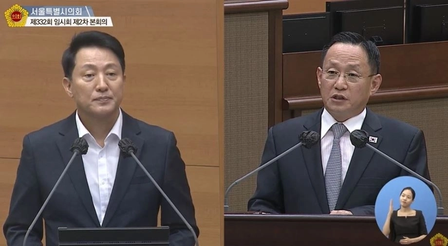 시정질문을 하는 이승복 서울시의원(오른쪽)과 답변하는 오세훈 서울시장