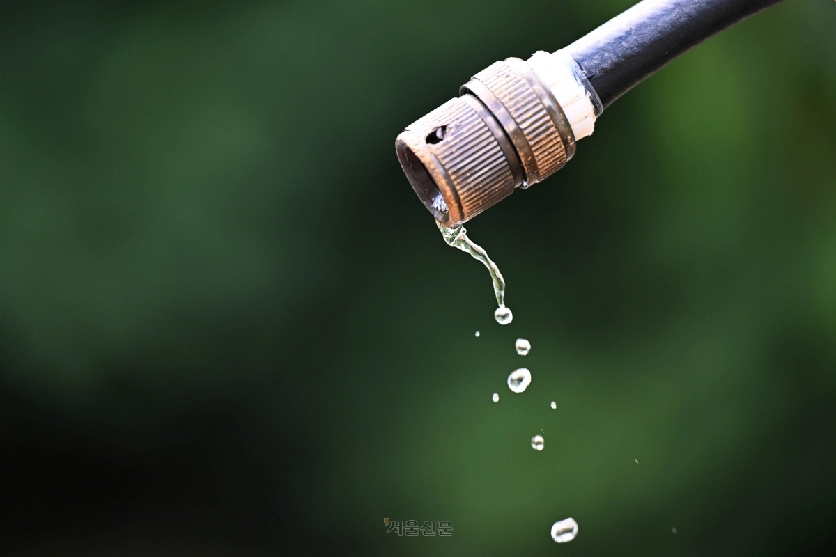 강원 강릉시가 가뭄으로 인해 생활용수를 공급하는 오봉저수지 저수률이 20%까지 떨어지자 제한급수에 돌입한다고 20일 밝혔다. 오봉저수지 저수률 20%는 20만 강릉시민이 사용할 경우 약 25일 동안 사용할 수 있는 양이다. 사진은 20일 오봉저수지 인근 주민이 물을 사용하는 모습. 2025.8.20 강릉 홍윤기 기자