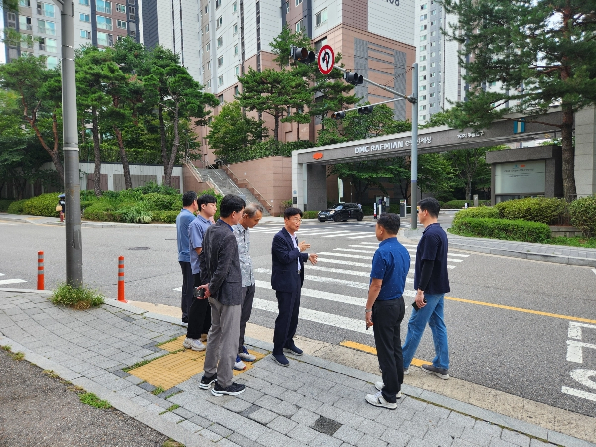DMC 래미안아파트 진입로 사고 현장을 점검하는 김용일 의원