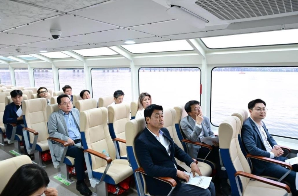한강버스를 직접 타보는 서울시의회 더불어민주당(대표의원 성흠제)
