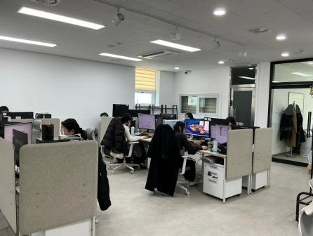 글로벌웹툰허브센터에 입주를 마친 웹툰 기업 관계자들이 근무 하고 있다.