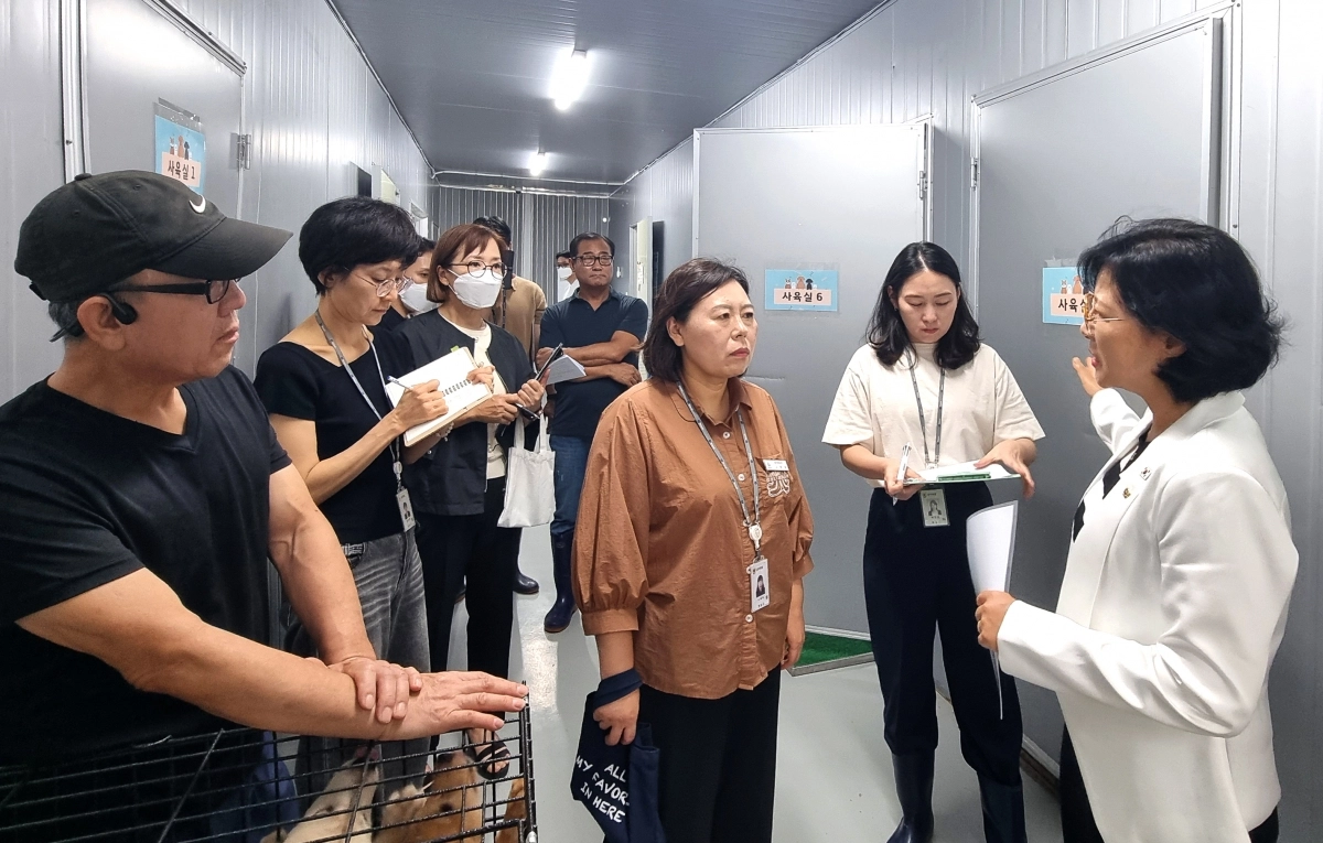 하남시의회 의원연구단체 ‘반려동물 복지정책 연구회’(대표의원 정혜영) 소속 의원들이 28일 하남시 동물보호센터를 방문해 운영·관리 실태 전반을 점검하고 있다. 하남시의회 제공