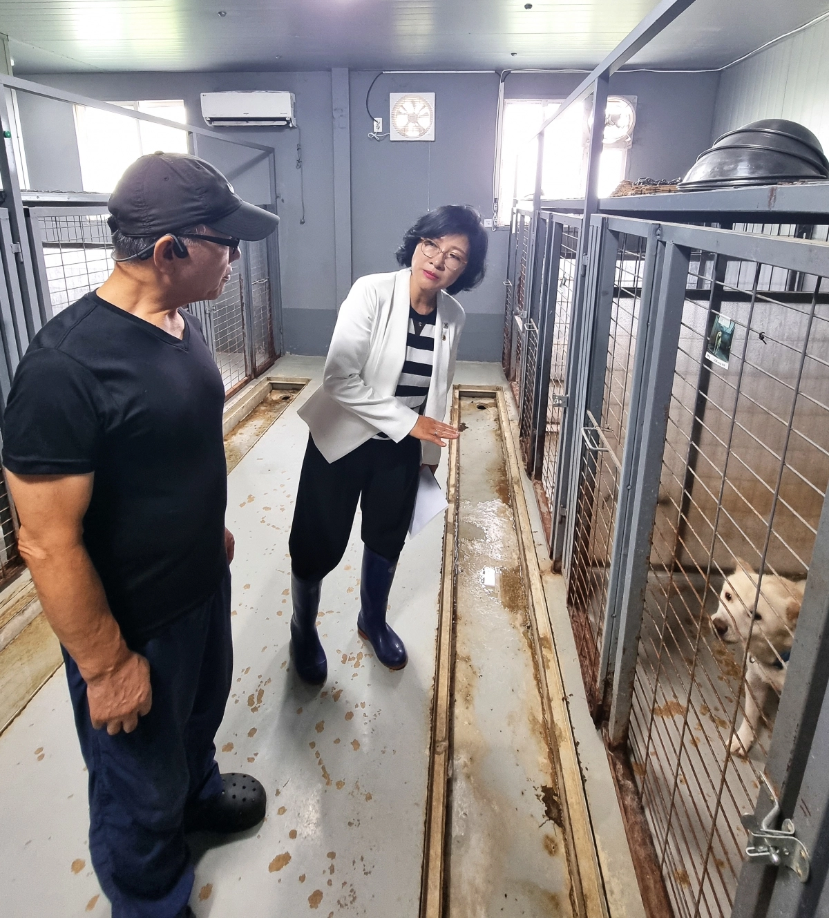 하남시의회 의원연구단체 ‘반려동물 복지정책 연구회’를 이끌고 있는 정혜영 대표의원이 28일 하남시 동물보호센터를 방문해 운영·관리 실태 전반을 점검하고 있다. 하남시의회 제공