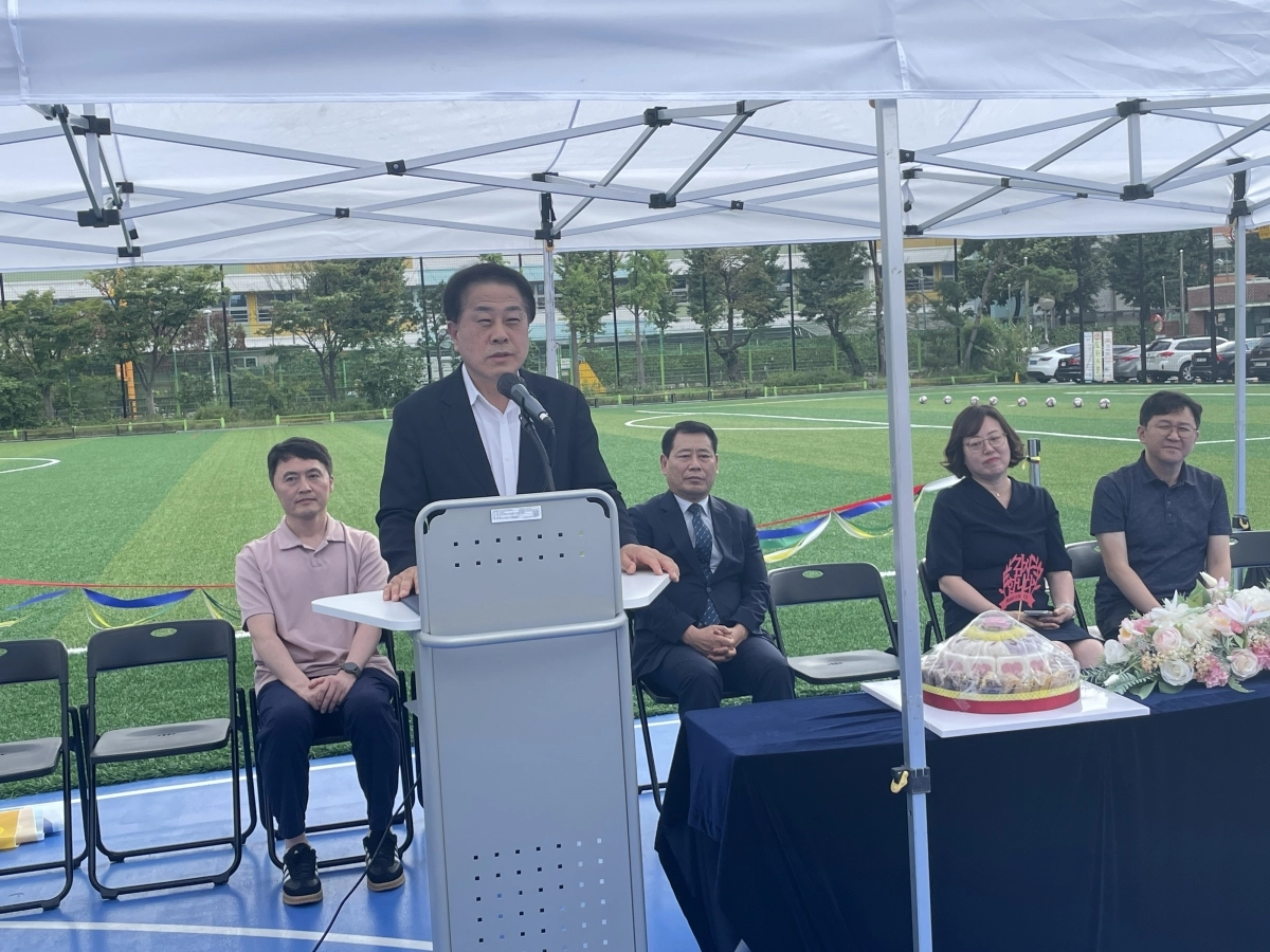 지난 27일 용산구 이촌1동 소재 용강중학교 인조잔디 운동장 완공식에 참석한 김용호 서울시의원이 축사하고 있다.