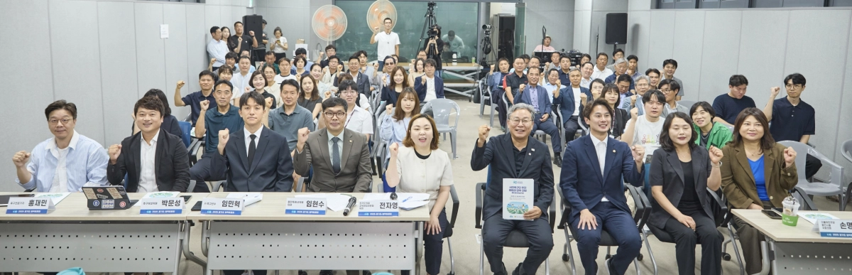 전자영 의원(교육행정위원회)이 8월 28일 좌장을 맡아 진행한 ‘시민축구단 추진 쟁점과 향후 전망 – 용인을 중심으로’ 정책토론회가 성황리에 끝나고 참석자들이 함께 기념촬영을 하고 있다. (사진=경기도의회)