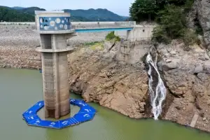 [포토] 폭포가 아닙니다…오봉저수지로 쏟아지는 물줄기