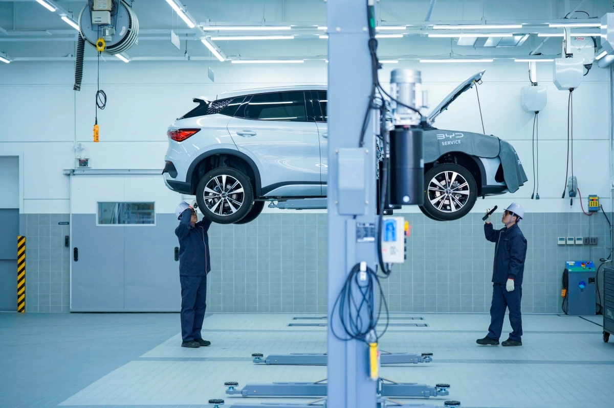 BYD코리아 서비스센터에서 자동차를 점검하고 있다. BYD코리아 제공