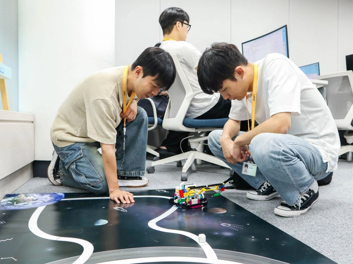 SSAFY 12기 교육생들이 로봇 관련 프로젝트를 수행하고 있다. 삼성 제공