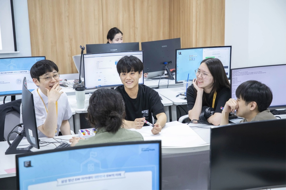 SSAFY 12기 교육생들이 팀 프로젝트를 수행하기 위한 토론을 하고 있다. 삼성 제공