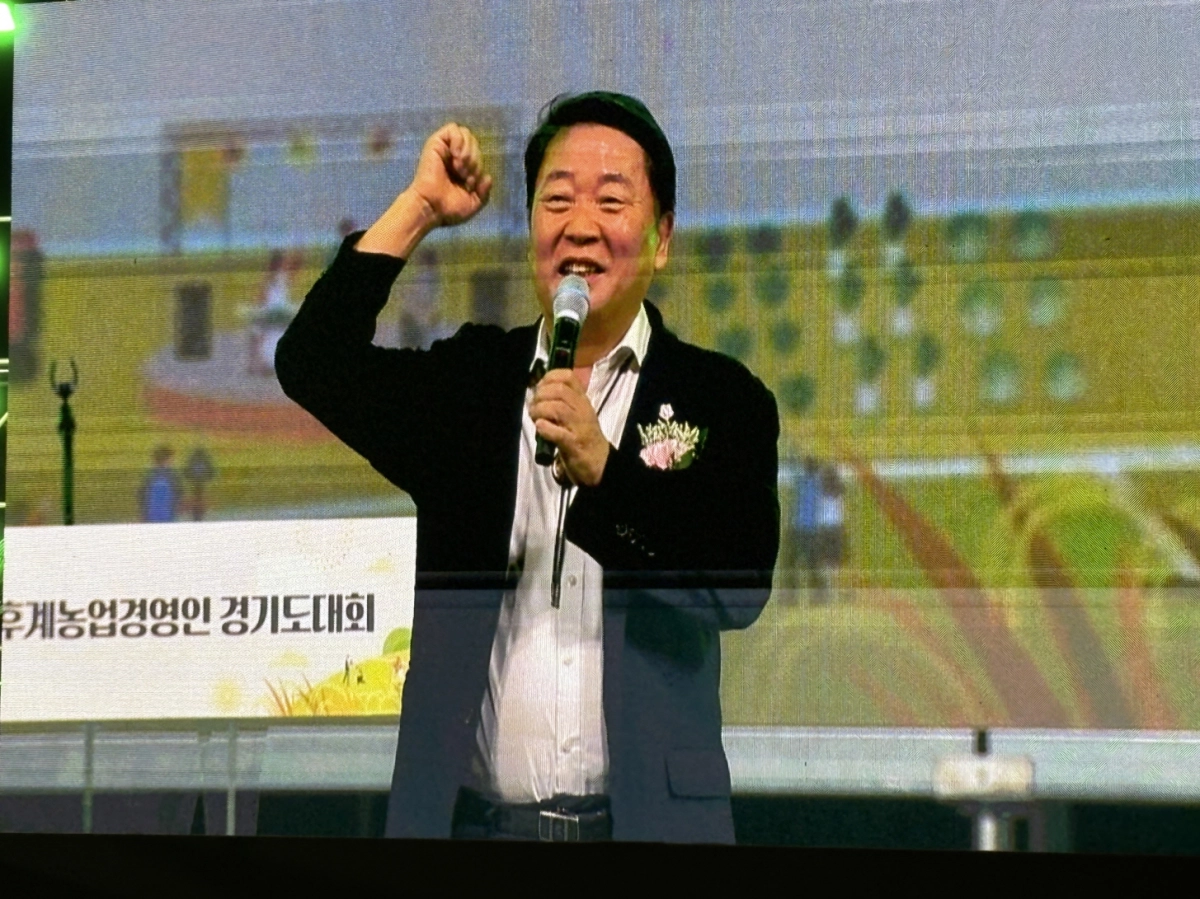 8월 28일, 평택시 농업생태원에서 열린 제21회 한국후계농업경영인 경기도대회에서 방성환 의원(농정해양위원장)이 축사를 통해 후계농업경영인들을 격려하고 있다. (사진=경기도의회)