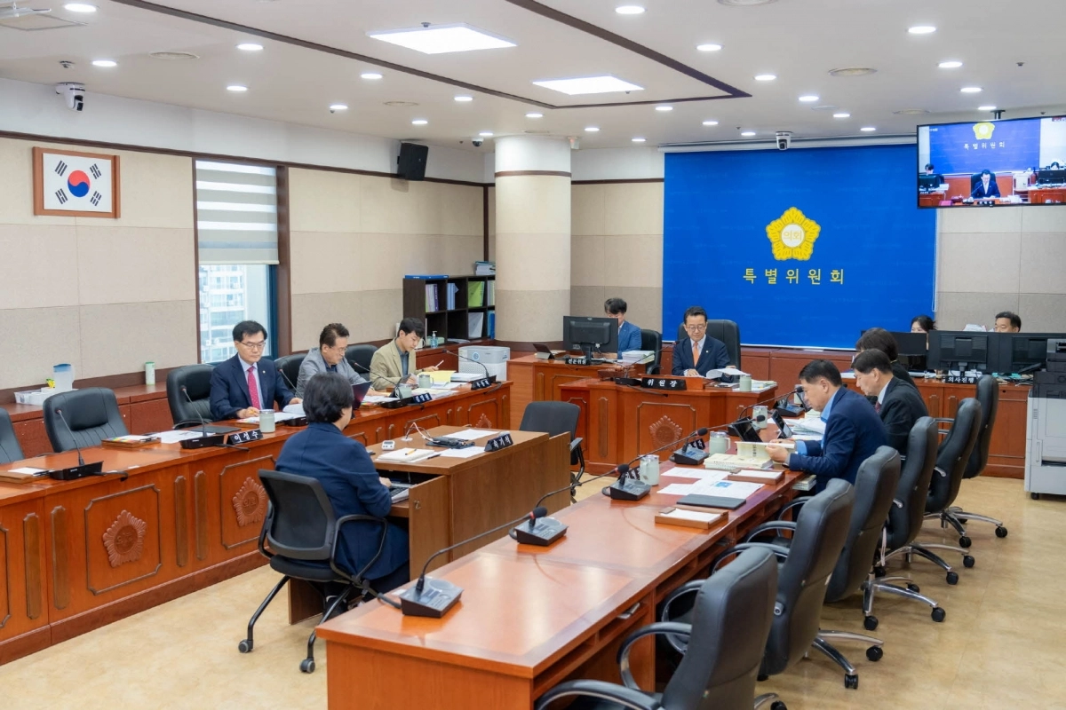 강남미래전략추진 특별위원회 소관 부서 업무보고·질의응답 회의 모습. 강남구의회 제공