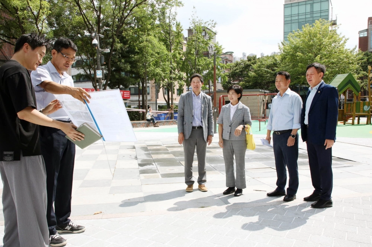 복지건설위원회(오른쪽 두 번째 송재천 위원장) 위원들과 윤판오 의장이 다산어린이공원을 방문해 공사 추진 현황을 듣고 있다. 중구의회 제공