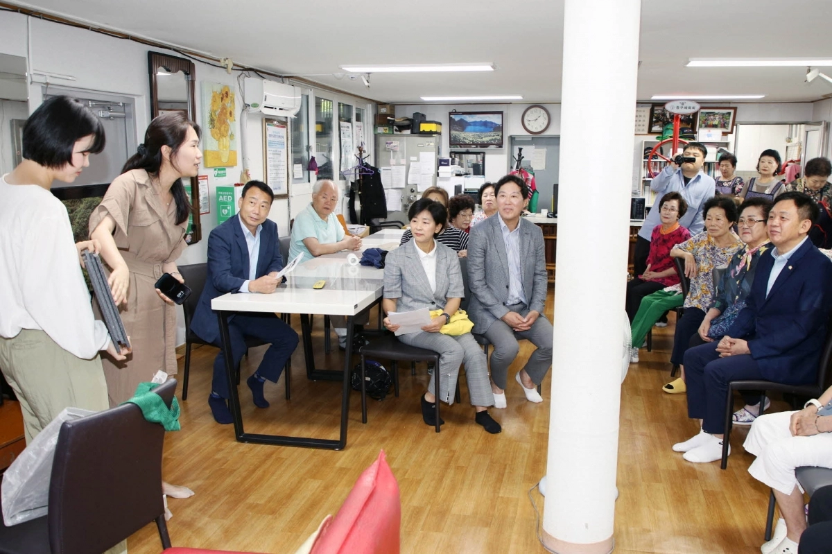 복지건설위원회(왼쪽 세 번째 송재천 위원장) 위원들과 윤판오 의장이 약수경로당을 방문해 관계자에게 공사 추진 현황을 듣고 있다. 중구의회 제공