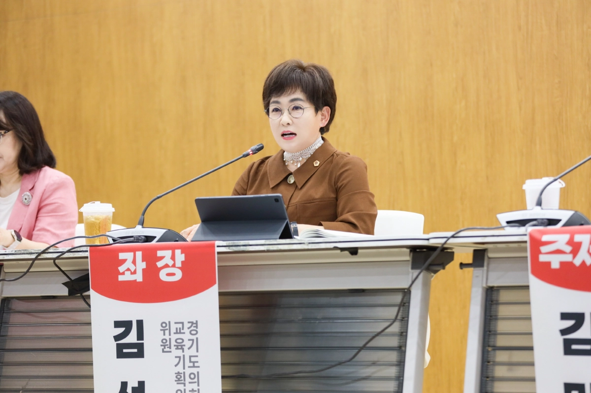 ‘유보통합 준비를 위한 영유아 교원 역량 강화’정책토론회에서 좌장을 맡은 김선희 의원이 토론을 주관하고 있다.