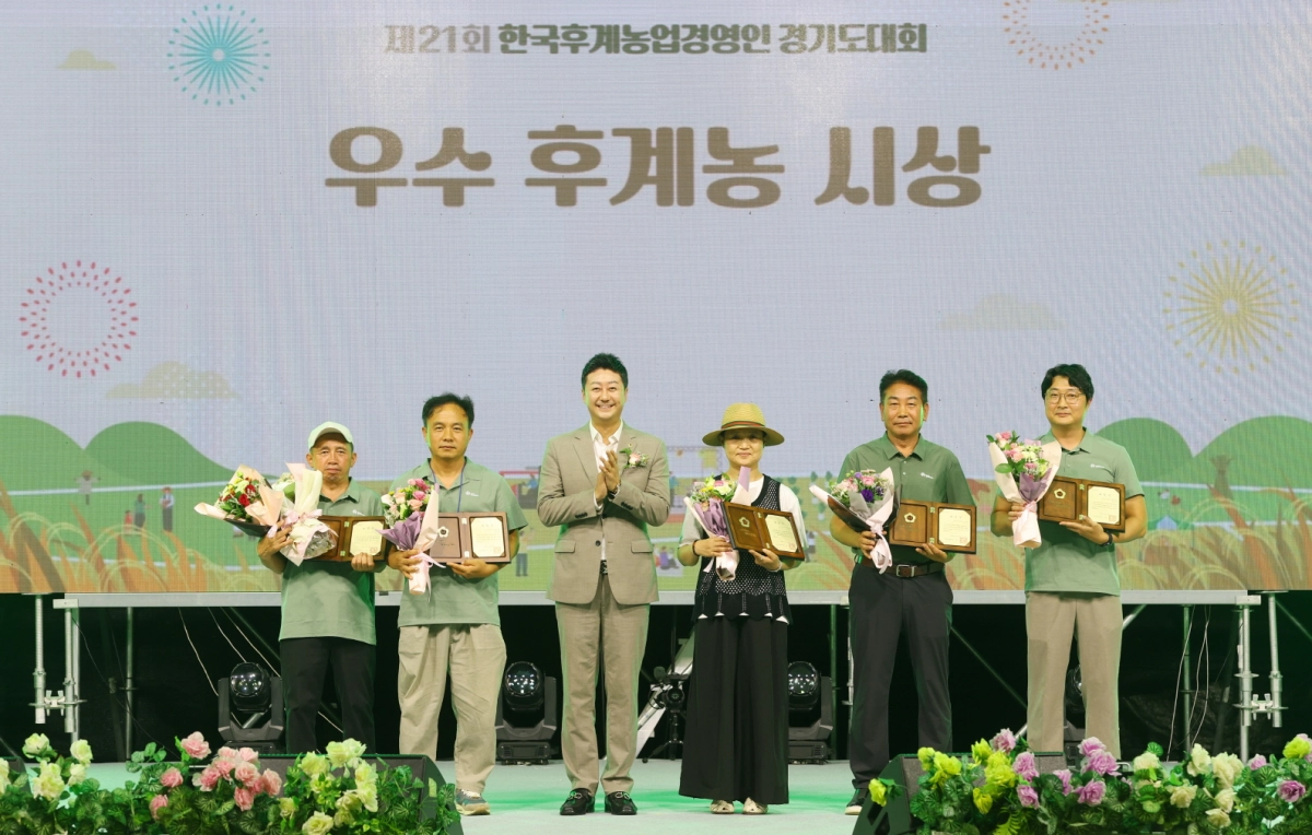 김진경 의장이 우수 후계농에 표창을 수여하고 기념촬영을 하고 있다. (사진=경기도의회)