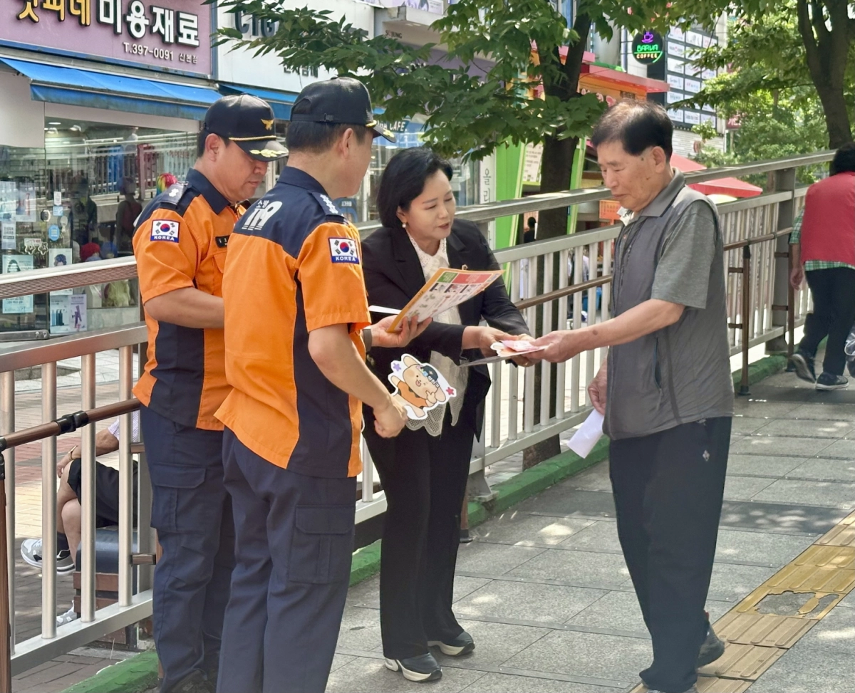 정윤경 부의장이 8월 28일 군포시 산본중심상가 일대에서 진행된 군포소방서 주관 ‘안전환경의 날 캠페인’에 참석해 화재예방과 환경정화 활동을 펼치고 있다. (사진=경기도의회)