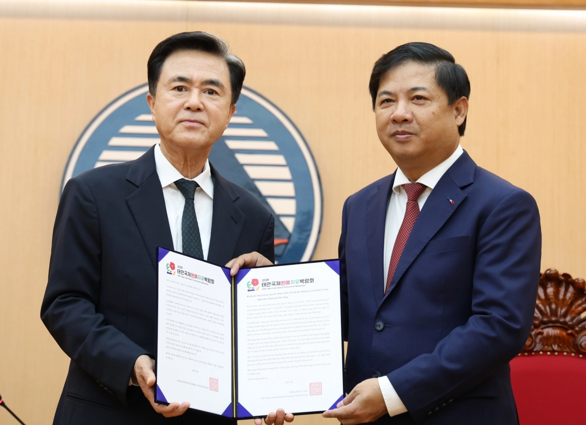 김태흠 지사가 내년 개최하는 태안국제원예치유박람회 초청문을 베트남 다낭시 응우옌 민 찌엣 인민위원장에게 전달하고 있다. 도 제공