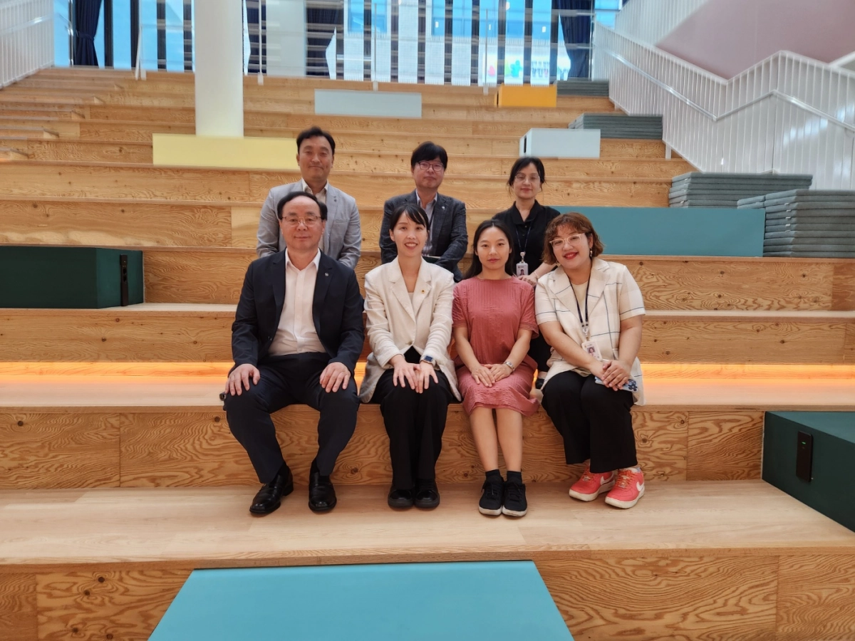 이인애 의원이 ‘내일꿈제작소’ 현장 방문 관계자들과 함께 기념촬영을 하고 있다. (사진=경기도의회)