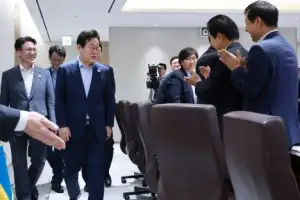 [포토] ‘기립박수 받으며 입장’ 이재명 대통령