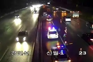 경인고속도로 건너던 80대, 승용차 2대에 연달아 치여 숨져