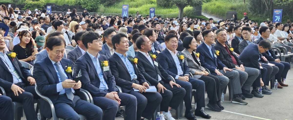 30일 제주국제컨벤션센터 야외무대에서 열리는 소상공인들 제품 구매 소비촉진행사인 동행축제 개막식이 진행되고 있다. 이날 행사에는 오영훈지사와 한성숙 중소벤처기업부장관,  김성수 서울신문 대표이사 등과 소상공인 관계자 등 3500여명이 참석해 성황을 이뤘다. 제주 강동삼 기자