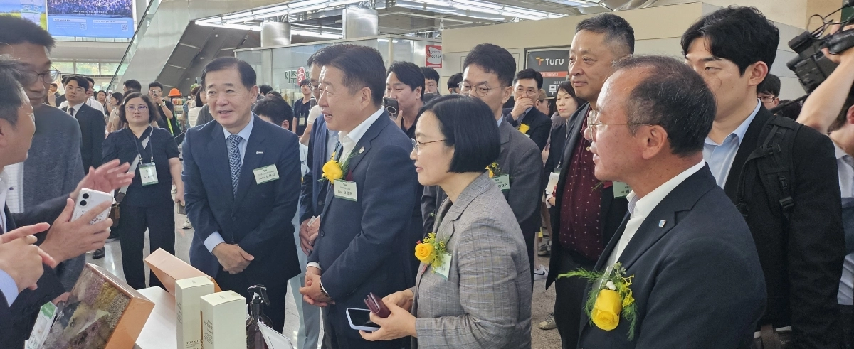 한성숙 중소벤처기업부장관이 이태식 한국중소벤처기업유통원 대표이사, 오영훈지사, 김성수 서울신문 대표이사 등과 함께 30일 동행축제 개막에 앞서 제주소상공인 제품판매 홍보부스를 찾아 제품설명을 듣고 있다. 제주 강동삼 기자