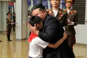 [포토] 김정은, 러시아 파병군 유가족 위로