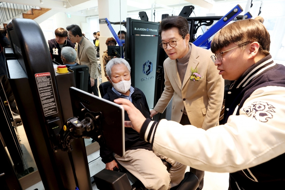 정원오(가운데) 서울 성동구청장이 성동구 송정도 스마트헬스케어센터를 둘러보고 있다. 성동구 제공