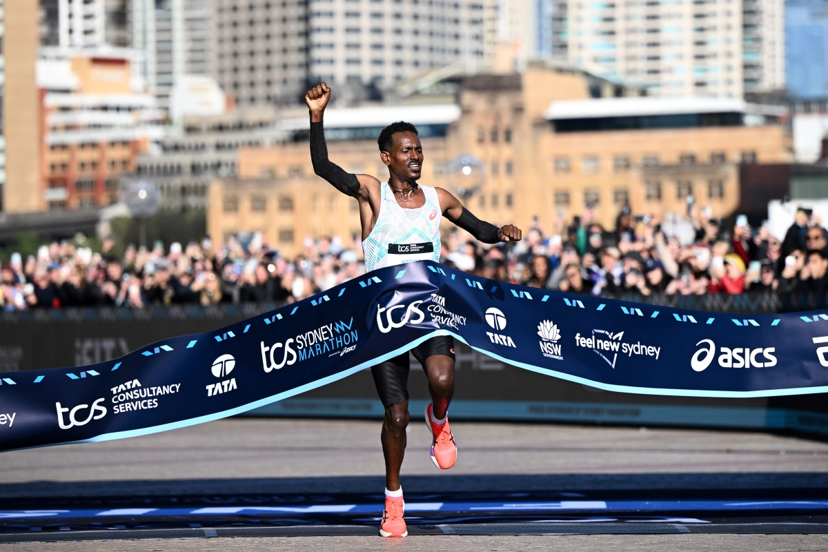 31일(한국시간) 열린 2025 시드니마라톤에서 2시간6분6초만에 결승선을 통과하고 있는 우승자 하일레마리암 키로스. 시드니 EPA 연합뉴스