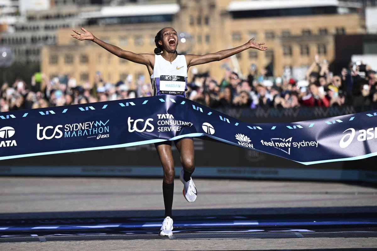 31일(한국시간) 열린 2025 시드니마라톤에서 2시간18분22초만에 결승선을 통과하고 있는 여자부 우승자 시판 하산. 시드니 AP 연합뉴스