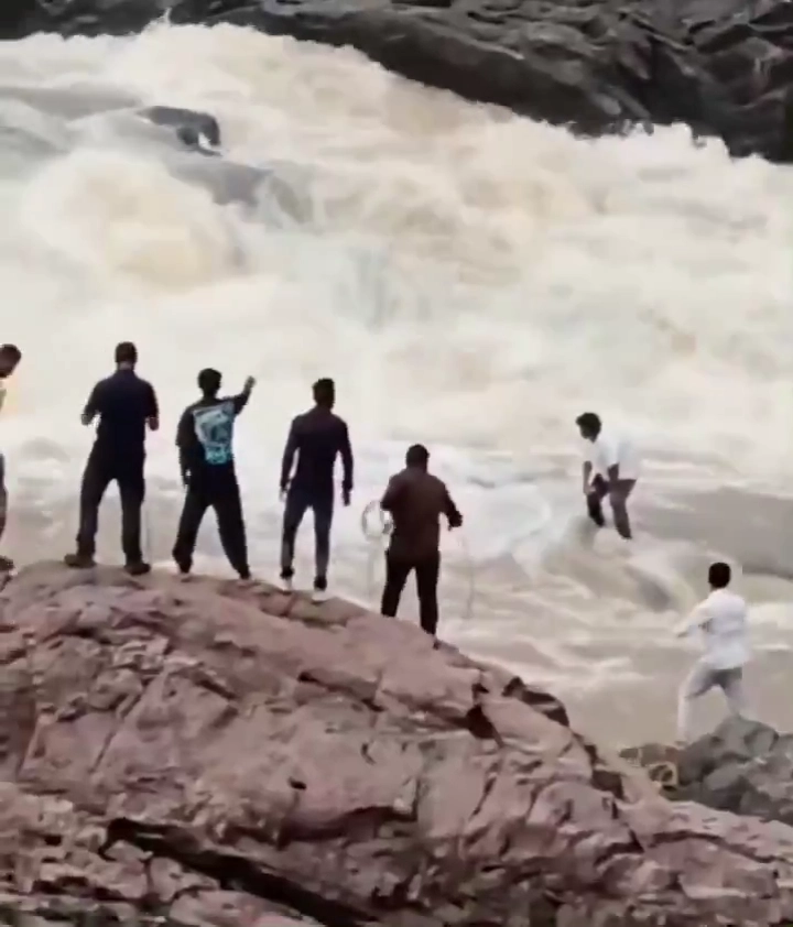 인도 동부 오디샤주의 유튜버 사가르 쿤두(22)씨가 지난 23일 인근 유명 관광지인 두두마 폭포에서 영상을 촬영하다가 급류에 휩쓸려 실종됐다. 실종 직전 현장 모습. 엑스(X) 캡처