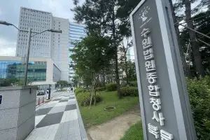 초등 아들에게 흉기 던진 엄마, 선고 당일 ‘아이 탓’···재판부 “선고 못 해”