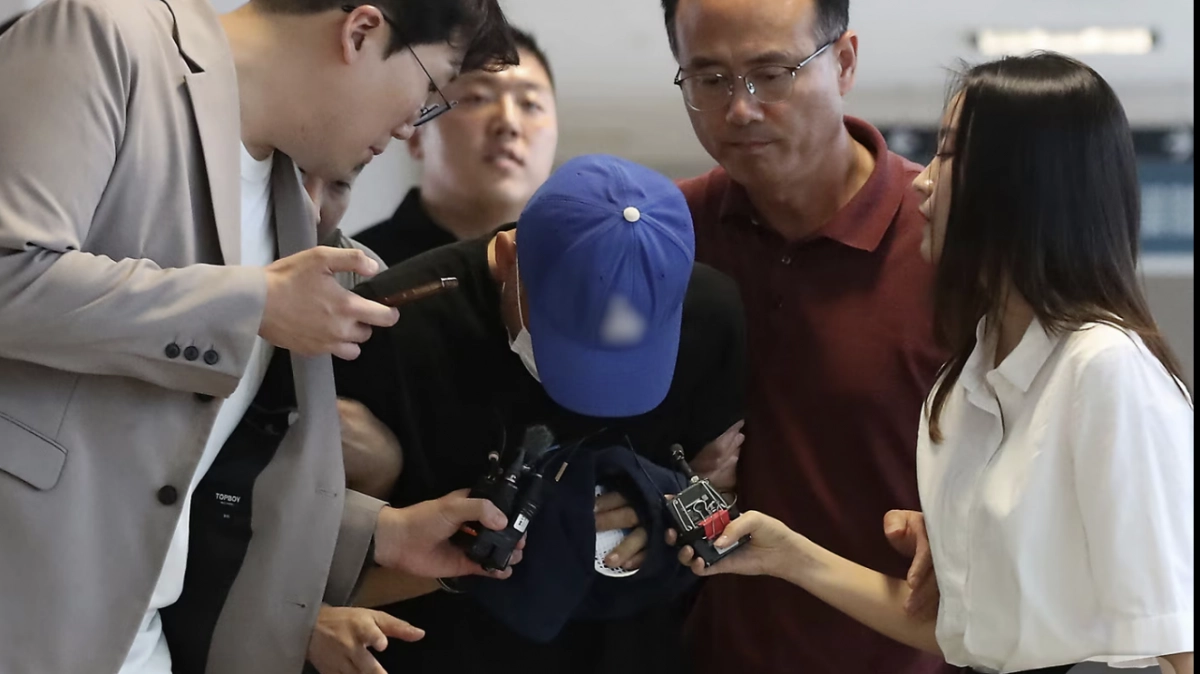 지난 6월 16일 대구 달서구의 한 아파트에 침입해 스토킹하던 50대 여성을 흉기로 살해하고 도주한 혐의를 받는 피의자 A씨가 구속 전 피의자 심문(영장실질심사)을 받기 위해 대구지방법원 서부지원에 들어서고 있다. 뉴스1