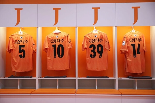 지난해 제주월드컵경기장 라커룸에 걸렸던 제주 선수단의 이름 없는 유니폼. 제주SK FC 제공