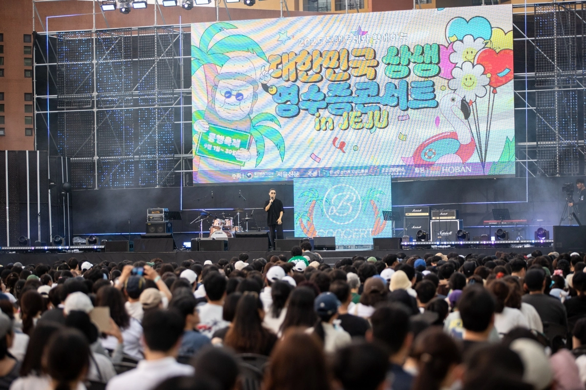 중소벤처기업부와 서울신문이 공동 주최하는 동행축제와 함께하는 영수증 콘서트가 지난 30일 제주 국제컨벤션센터에서 3500여명의 관객이 참석한 가운데 화려하게 개막됐다. 사진은 첫날 영수증 콘서트의 스타트를 끊은 가수 김범수가 열창을 하고 있는 모습. 중소벤처기업부 제공