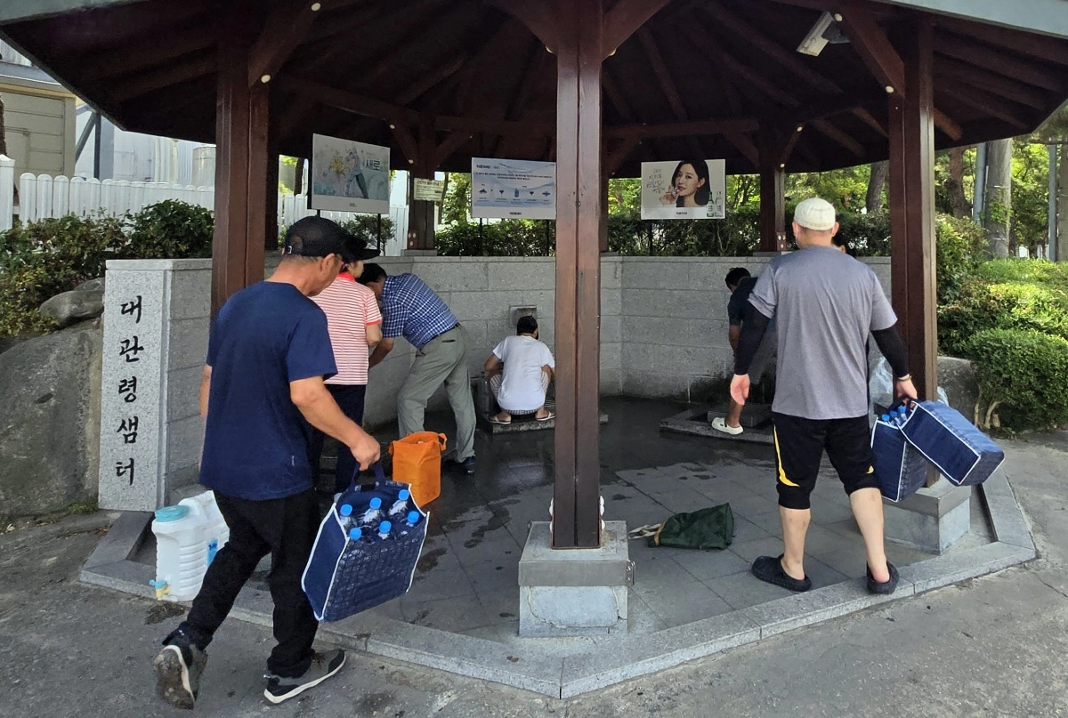 31일 강원 강릉시 대관령샘터에서 시민들이 식수로 사용할 물을 받고 있다. 롯데칠성음료에서 운영하는 대관령샘터는 대관령 지하 암반수를 취수해 수처리 과정을 거쳐 시민에게 식수를 제공하고 있다. 2025.8.31. 연합뉴스