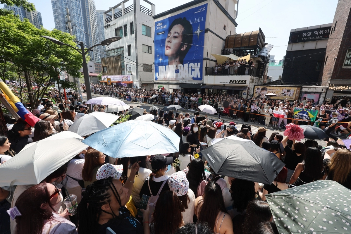 방탄소년단(BTS) 멤버 지민과 정국의 전역일인 지난 6월 11일 서울 용산구 하이브 사옥 앞에서 국내외 아미(ARMY·BTS의 팬덤)들이 제대를 축하하고 있다. 연합뉴스